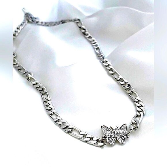 Darling 🦋 Necklace l Dainty Rhinestone Butterfly 🦋 l New - Picture 3 of 7